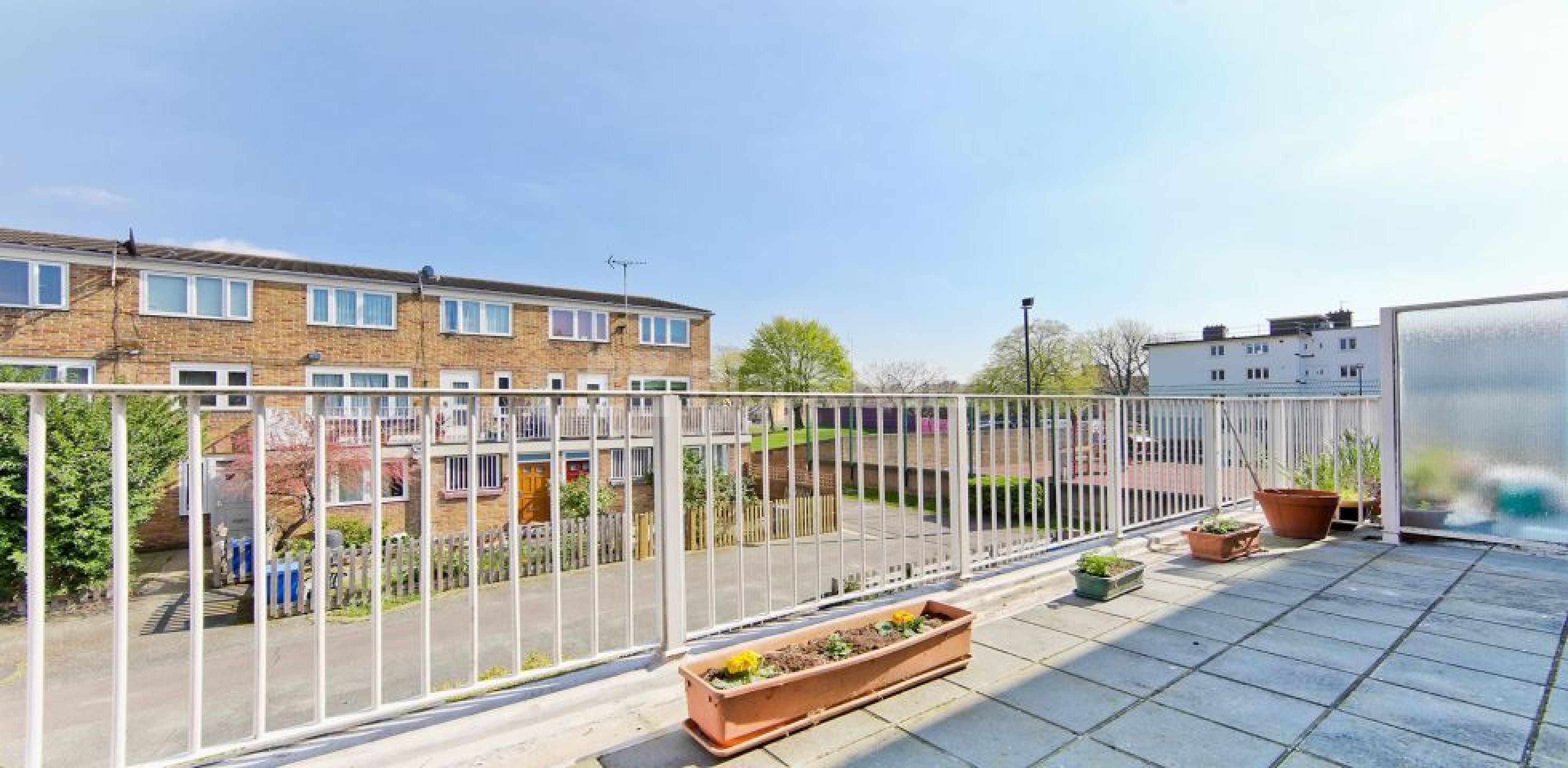 			UNDER OFFER , 4 Bedroom, 1 bath, 1 reception Apartment			 Amina Way, London Bridge/Bermondsey Borders SE16